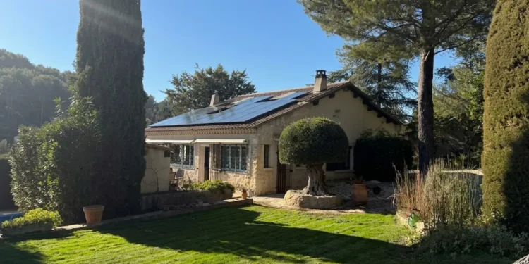 Recherches de climatisation en hausse de 380 %, le solaire comme réponse