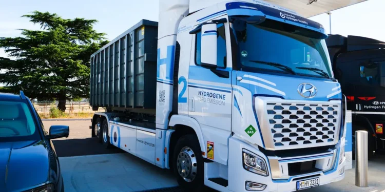 Hyundai dévoile son camion hydrogène XCIENT en version Ampliroll à Lyon