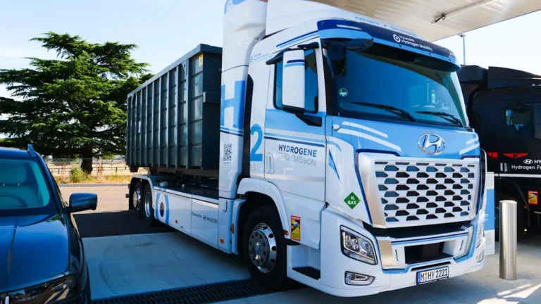 Hyundai dévoile son camion hydrogène XCIENT en version Ampliroll à Lyon