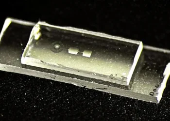 Dans cette puce informatique, la mémoire vibre
