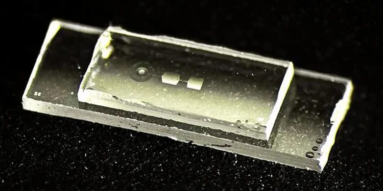 Dans cette puce informatique, la mémoire vibre