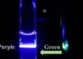 Lumière verte en entrée, violette en sortie : une faible énergie convertie en haute énergie