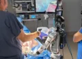 Des chirurgiens utilisent des robots humanoïdes téléopérés pour réaliser une chirurgie en direct une première mondiale
