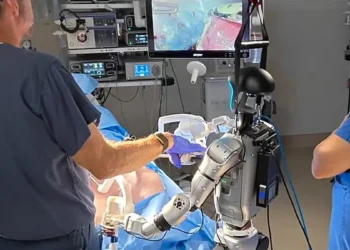 Des chirurgiens utilisent des robots humanoïdes téléopérés pour réaliser une chirurgie en direct une première mondiale