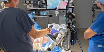 Des chirurgiens utilisent des robots humanoïdes téléopérés pour réaliser une chirurgie en direct une première mondiale