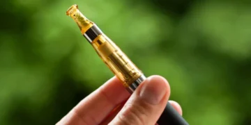 Cigarette électronique en été : les règles d'or pour vapoter sans risque