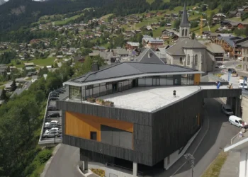 À Châtel, une toiture solaire en losange alimente le nouveau centre culturel