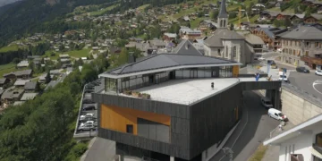 À Châtel, une toiture solaire en losange alimente le nouveau centre culturel