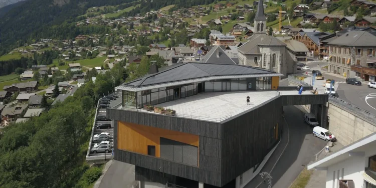 À Châtel, une toiture solaire en losange alimente le nouveau centre culturel