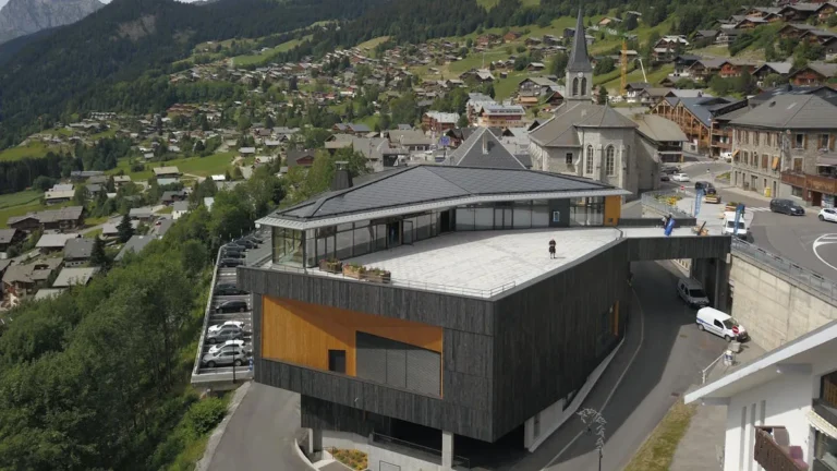 À Châtel, une toiture solaire en losange alimente le nouveau centre culturel