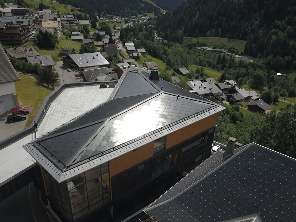 À Châtel, une toiture solaire en losange alimente le nouveau centre culturel