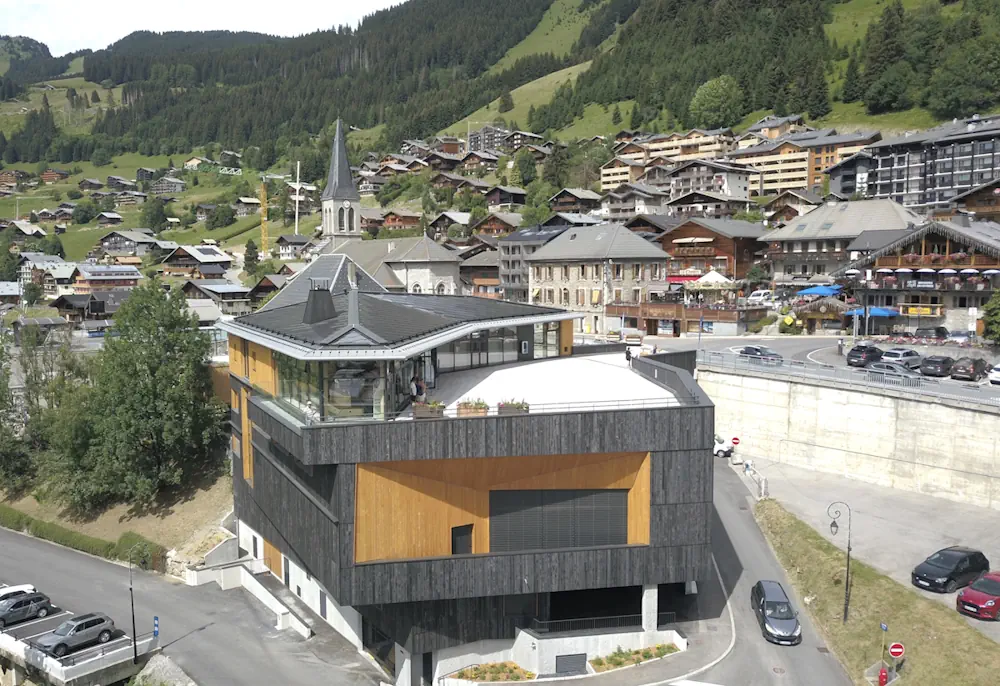 À Châtel, une toiture solaire en losange alimente le nouveau centre culturel