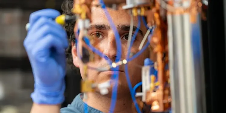 Un bain quantique synchronise des qubits distants