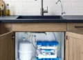 Comparatif des filtres sous évier : quelle solution choisir pour améliorer la qualité de l'eau du robinet ?