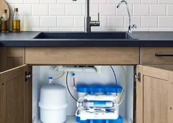 Comparatif des filtres sous évier : quelle solution choisir pour améliorer la qualité de l'eau du robinet ?