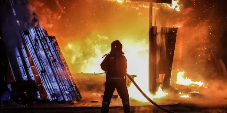 Incendies : développer un « drone‑avion » pour détecter les gaz toxiques dans les panaches de fumée