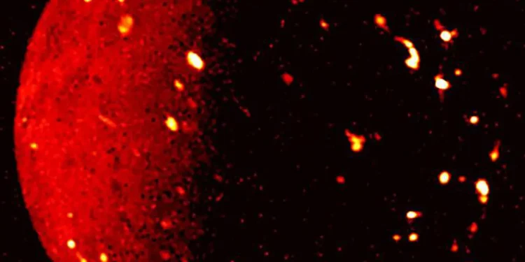 La sonde Juno de la NASA mesure la température sous la surface de la lune volcanique de Jupitero mission, led by Southwest Research Institute’s Dr. Scott Bolton, captured this infrared view of Jupiter’s vo