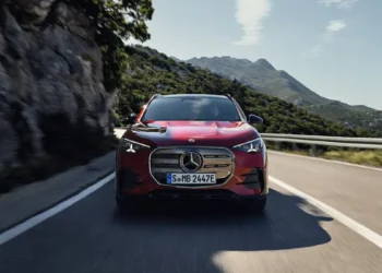 Mercedes-Benz renouvelle son GLA, entre offensive électrique et habitacle piloté par l’IA