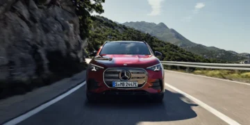 Mercedes-Benz renouvelle son GLA, entre offensive électrique et habitacle piloté par l’IA