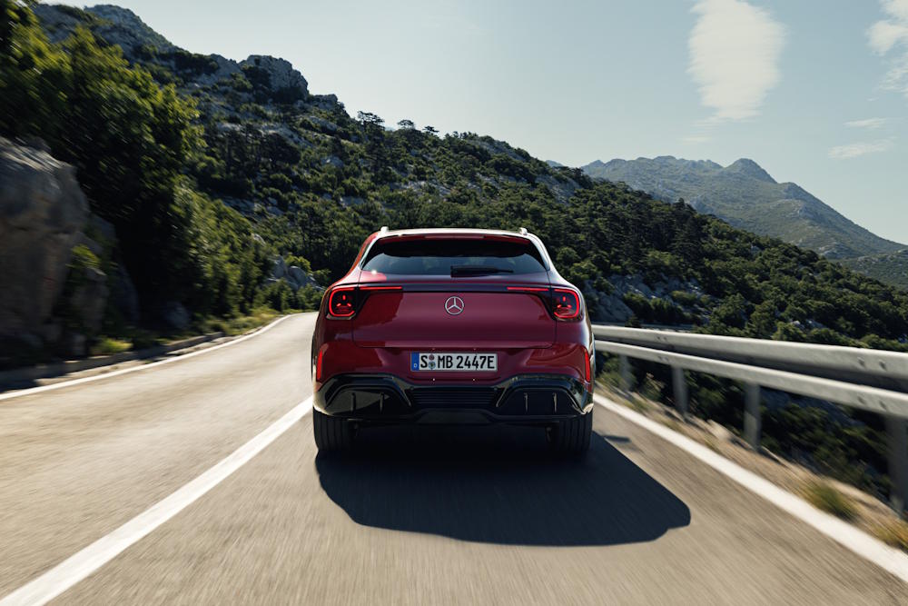 Mercedes-Benz renouvelle son GLA, entre offensive électrique et habitacle piloté par l’IA