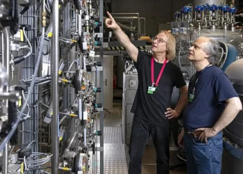 PSI researchers Bernhard Lauss (left) and Geza Zsigmond examined around 25 billion neutrons at PSI’s ultracold neutron s