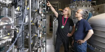 PSI researchers Bernhard Lauss (left) and Geza Zsigmond examined around 25 billion neutrons at PSI’s ultracold neutron s