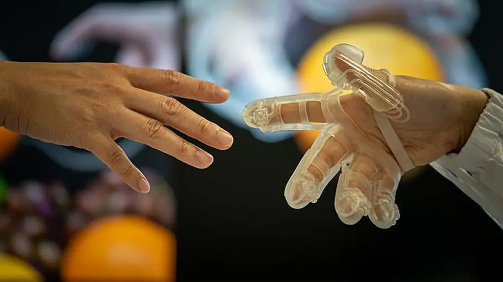 Un gant intégrant des unités ME-SOFS miniaturisées pourrait trouver des applications dans le domaine des prothèses et de l'interaction homme-machine.