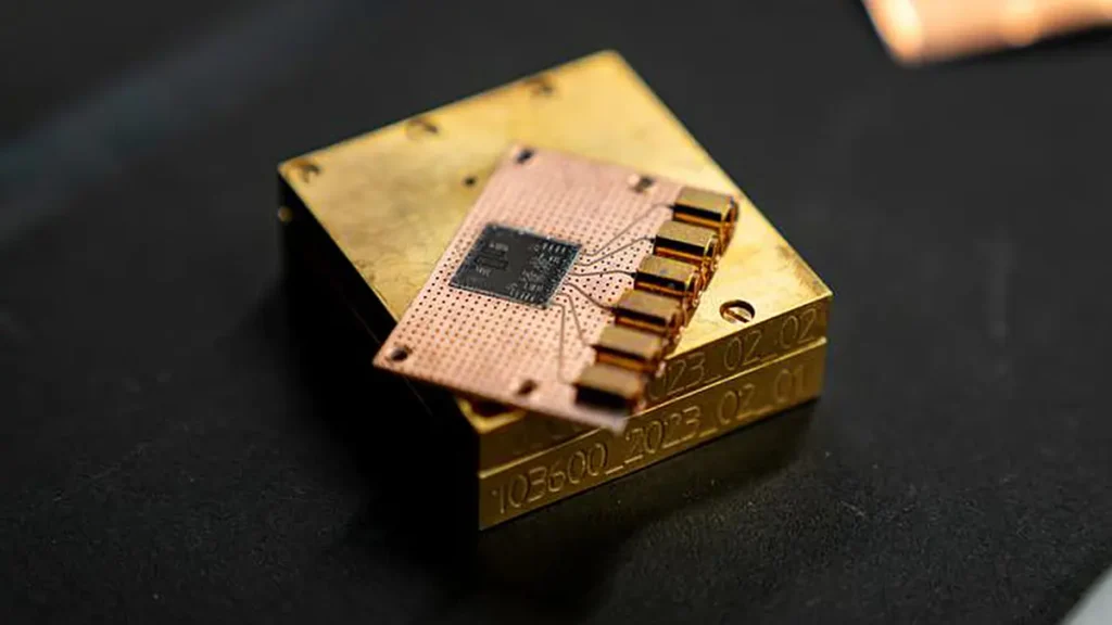 Un « bain quantique » composé de particules de lumière corrélées synchronise des qubits distants. Le dispositif de bain quantique dans lequel les chercheurs de l’ISTA…