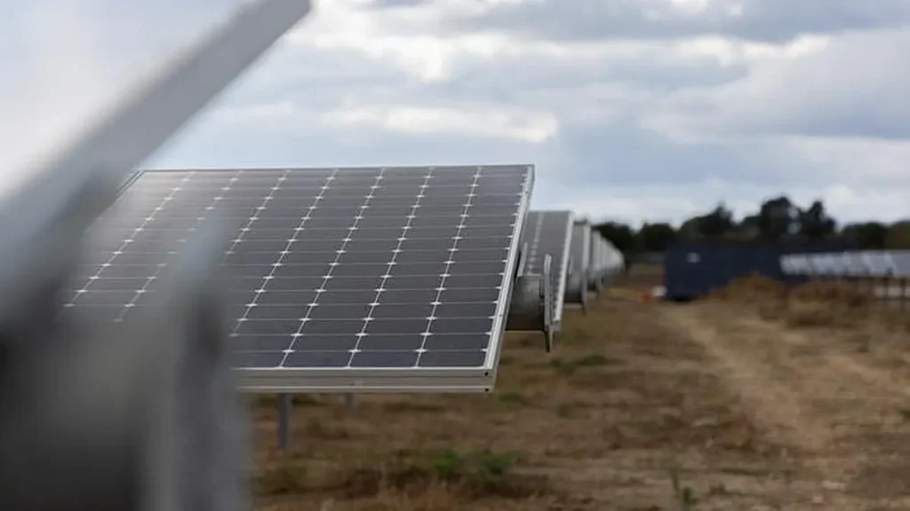 Les cellules solaires en pérovskite sont moins chères et plus efficaces, mais moins stables que celles à base de silicium.