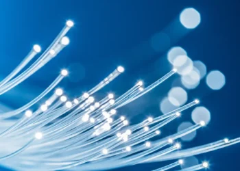Extrêmement froide et très efficace : des scientifiques présentent une nouvelle fibre optique