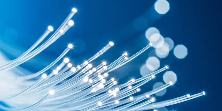 Extrêmement froide et très efficace : des scientifiques présentent une nouvelle fibre optique