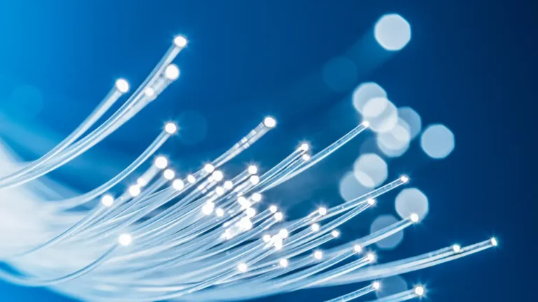 Extrêmement froide et très efficace : des scientifiques présentent une nouvelle fibre optique
