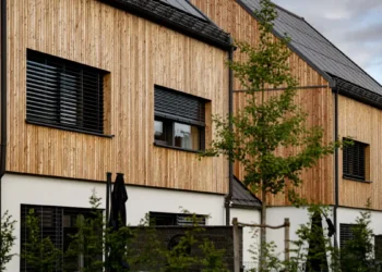 Rénover une façade ancienne avec un bardage bois : une transformation sous conditions