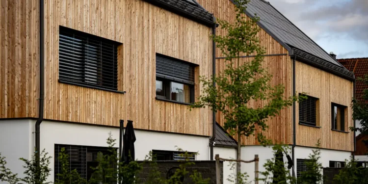 Rénover une façade ancienne avec un bardage bois : une transformation sous conditions