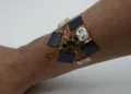 Un patch portable vibre lorsqu’il détecte des dangers environnementaux