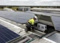 Photovoltaïque en toiture : l’essor des installations industrielles et agricoles ravive la question des risques