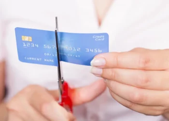 Paiement sans contact : pourquoi faudrait-il détruire sans délai ses cartes bancaires périmées ?