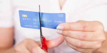 Paiement sans contact : pourquoi faudrait-il détruire sans délai ses cartes bancaires périmées ?