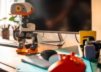 Reachy Mini, le robot de bureau avec lequel Hugging Face veut ouvrir la porte de l’IA physique