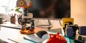Reachy Mini, le robot de bureau avec lequel Hugging Face veut ouvrir la porte de l’IA physique