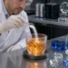 Des chercheurs percent le code : une astuce moléculaire ouvre la porte à une nouvelle génération de verre