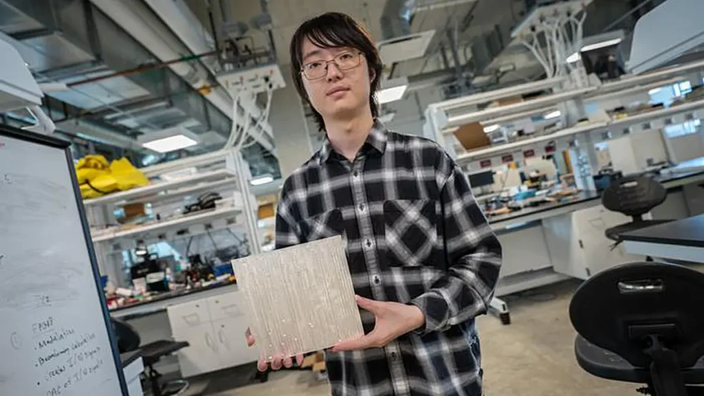 Wuqiong Zhao, doctorante en génie électrique à l'Université de Californie à San Diego et première autrice de l'étude, tient l'une des tuiles réfléchissantes.