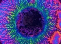 Compression latérale des batteries à état solide contre les dendrites