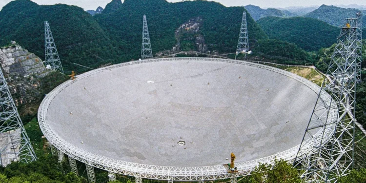 Radiotélescope sphérique d'une ouverture de 500 m situé dans la province du Guizhou, en Chine. Crédit : CC BY-SA 4.0 -SCJiang - Own work