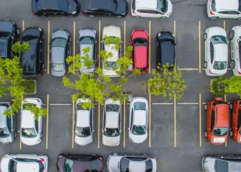 Parkings solaires : un report d'échéance conditionné aux panneaux européens