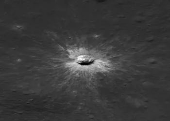 Lune, la NASA découvre un cratère de 222 mètres né d’un impact rarissime