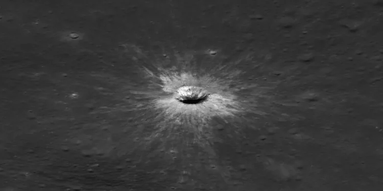Lune, la NASA découvre un cratère de 222 mètres né d’un impact rarissime