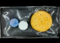 Un capteur à base d'amidon change de couleur pour indiquer l'humidité dans les emballages alimentaires