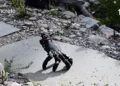 Cette main robotique à 16 000 dollars marche sur ses doigts et se relève seule