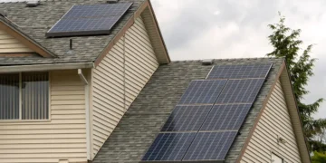 Installation de panneaux solaires : les 7 étapes, du premier devis à la mise en service